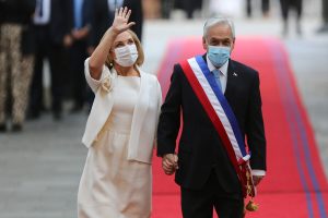 Sebastián Piñera abandona La Moneda entre aplausos, abucheos y protestas