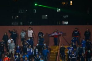 La U acumula problemas: Árbitro denuncia láser fuera del estadio y Unión pide los puntos