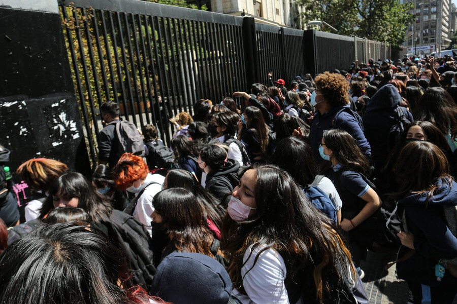 Intentaron iniciar toma: Estudiantes protestan en el Instituto Nacional por casos de acoso