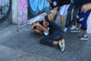 Estudiante del Liceo 7 de Ñuñoa se encuentra en riesgo vital tras golpiza en manifestación
