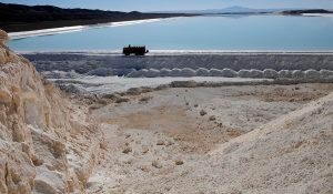 SMA multa a Minera Escondida por daño ambiental "irreversible" al Salar de Atacama