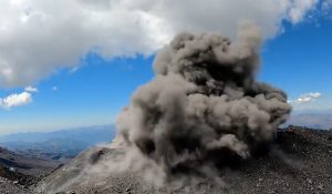 VIDEO| Montañistas sorprendidos con explosión en pleno cráter de Nevados de Chillán