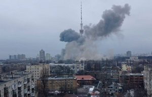 Rusia comienza a bombardear Kiev y pide a habitantes que “abandonen la ciudad por su bien”