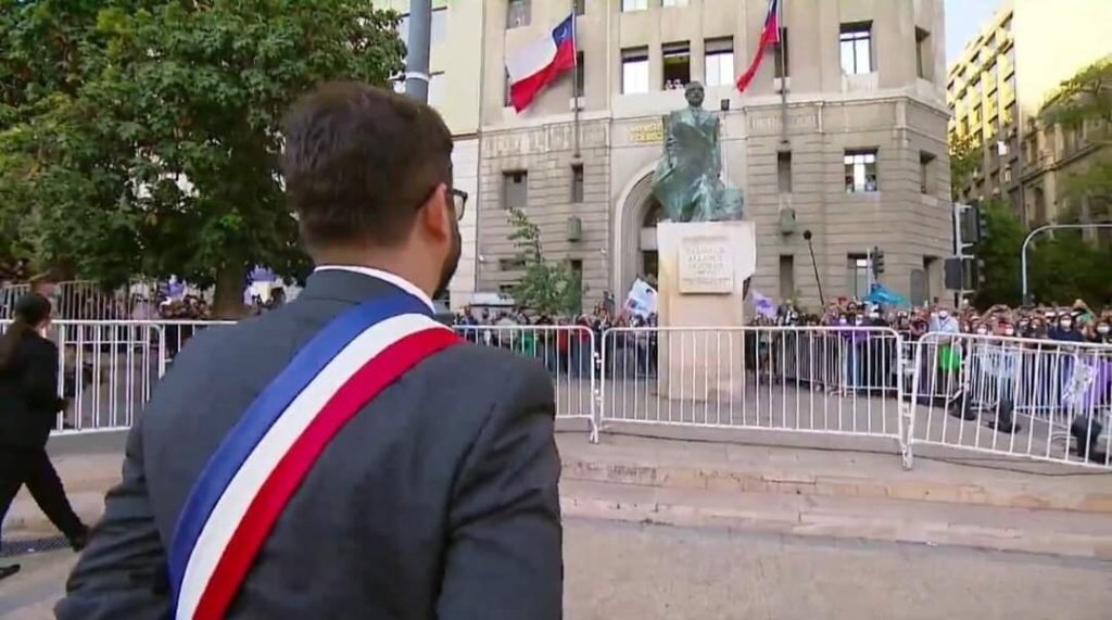 Presidente Boric rinde homenaje a Salvador Allende antes de ingresar a La Moneda