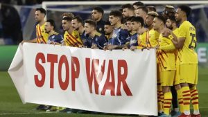 El fútbol sigue tomando medidas por Ucrania: Suspenden partidos y aceptan renuncias