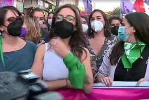 Futuras ministras y constituyentes se suman a masiva marcha por el Día de la Mujer