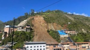 VIDEO| Cerro se desploma en Perú y deja más de 15 desaparecidos