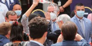 VIDEO| Mujer lanza botella de agua a Piñera en el interior del palacio de La Moneda