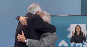 VIDEO| “Pequeño gigante”: Piñera encabeza último reporte Minsal y abraza a ministro Paris