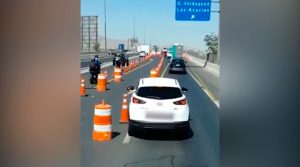 VIDEO| Conductor es captado robando cono en Autopista Central: Arriesga presidio