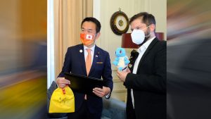 Ministro japonés le regala peluche de Squirtle y una pokebola al Presidente Gabriel Boric