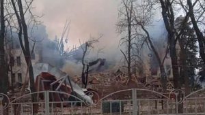 Ucrania asegura que ha rescatado con vida a más de 100 personas tras bombardeo a teatro