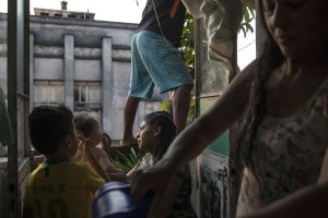 Lanzan “Predio”: Fotolibro de Javier Álvarez retrata problemática habitacional en Brasil