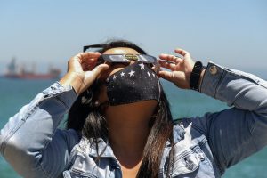 Eclipse solar 2022: Revisa horarios y cómo se verá a lo largo Chile este sábado