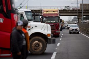 Paro de camioneros: Transportistas en Paine molestos por ultimátum, pero despejarán Ruta 5