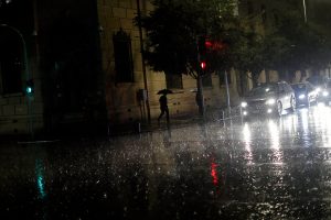 Lluvia genera masivos cortes de luz en Santiago y Onemi confirma fallecido en Villarrica
