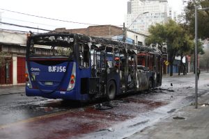 Subsecretario Monsalve confirma querella por quema de bus en protesta estudiantil