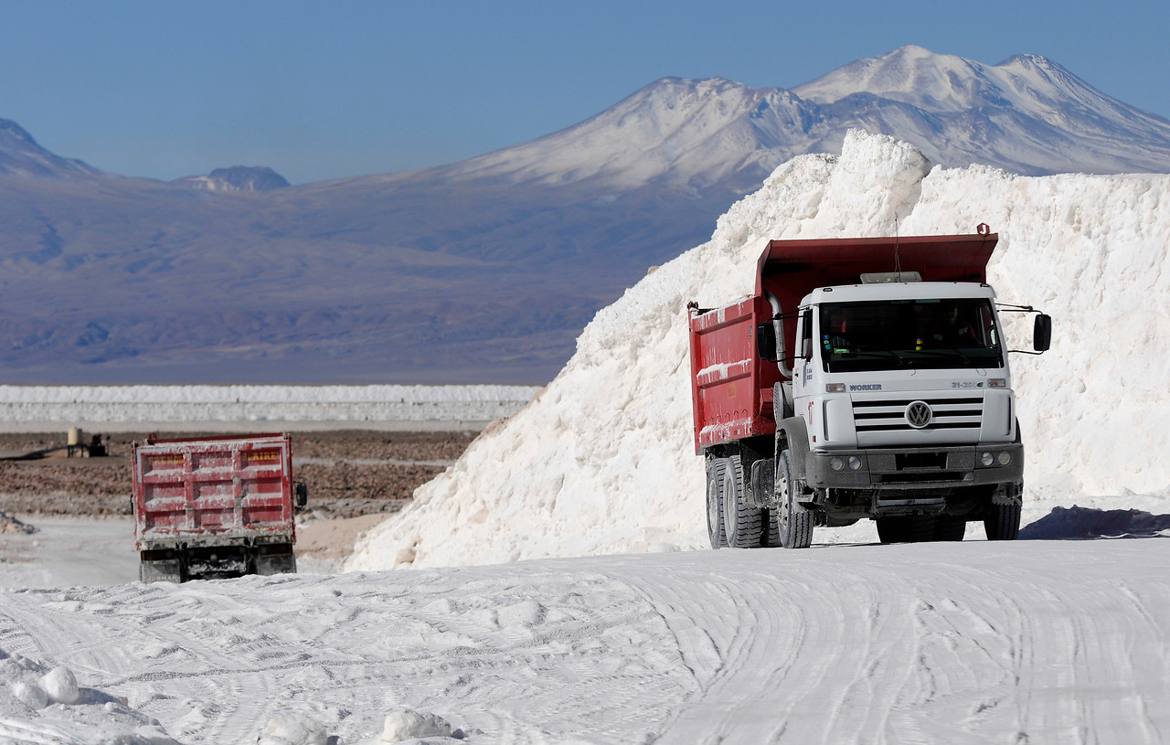 Camión de SQM en el Salar de Atacama.