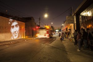 Apareciendo a Rodrigo Rojas de Negri: Intervención lumínica en Estación Central
