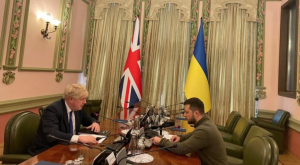 Johnson se reúne por sorpresa con Zelenski en Kiev: Ofrece blindados y misiles antibuque