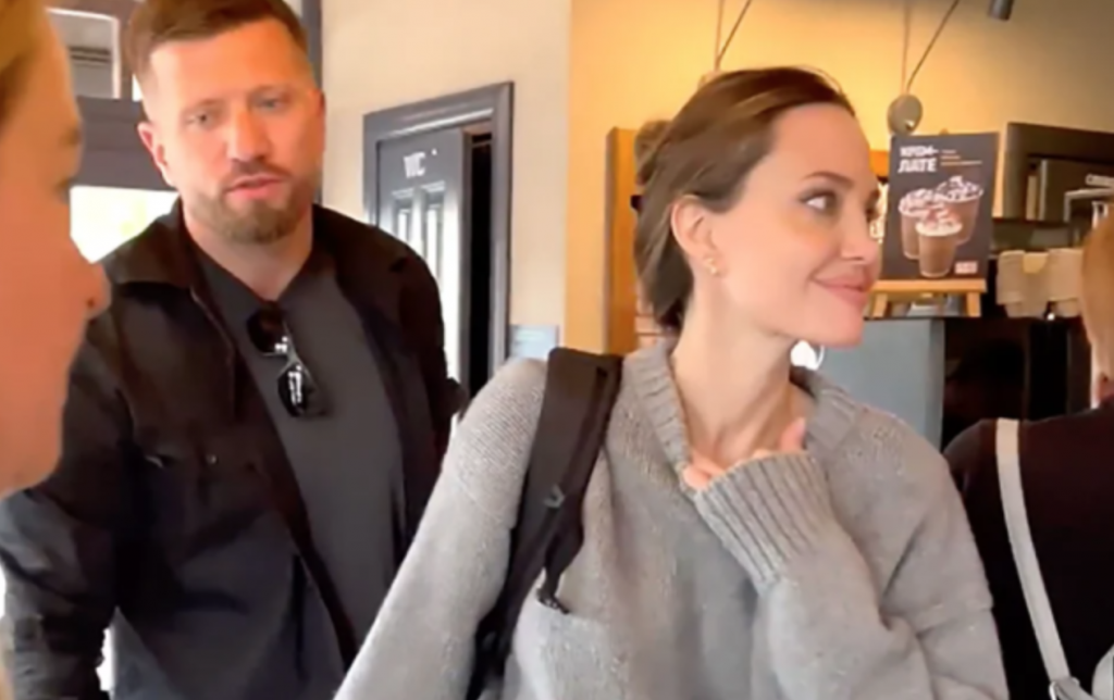 Angelina Jolie arriba de sorpresa en la ciudad de Leópolis «para ayudar a los ucranianos»