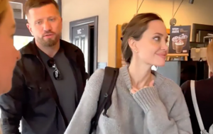 Angelina Jolie arriba de sorpresa en la ciudad de Leópolis "para ayudar a los ucranianos"