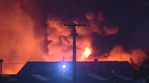 VIDEO| Incendio en fábrica de velas de La Pintana genera densa capa de humo en Santiago