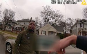 VIDEO| Policía de EEUU mata a hombre afroamericano desarmado de un disparo en la cabeza