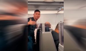 VIDEO| Pasajero de avión molesta hasta el cansancio a Mike Tyson y recibe feroz golpiza