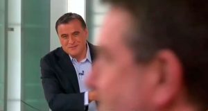 VIDEO| “Pase nomás, paaaase”: El hilarante chascarro de Claudio Orrego y Ramón Ulloa en TV