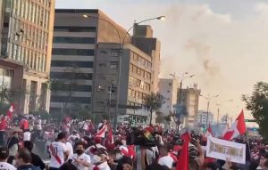 Perú: Protesta contra el toque de queda genera ataque a sede del Poder Judicial