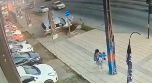 VIDEO| Salvada milagrosa: Hombre y bebé escapan de ser atropellados en Talcahuano