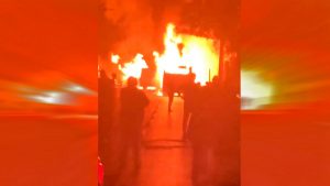 VIDEO| Desconocidos incendian dos buses del sistema RED en la comuna de Quinta Normal