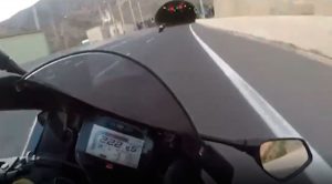 VIDEO| Irresponsabilidad: Motociclista se graba a más de 260 km/h circulando por Santiago