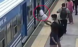 VIDEO| Impactante: Mujer se desmaya, cae a vías del tren cuando pasaba y salva con vida