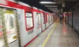 VIDEO| “Así se ve ahora”: Carabineros desaloja a ambulantes de Metro Estación Central