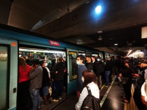 Metro de Santiago suspende servicio en estaciones de la Línea 1 y se genera congestión