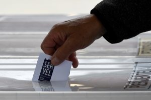 ¿Quiénes no votan en Chile? Estudio revela perfil “conservador” de la abstención