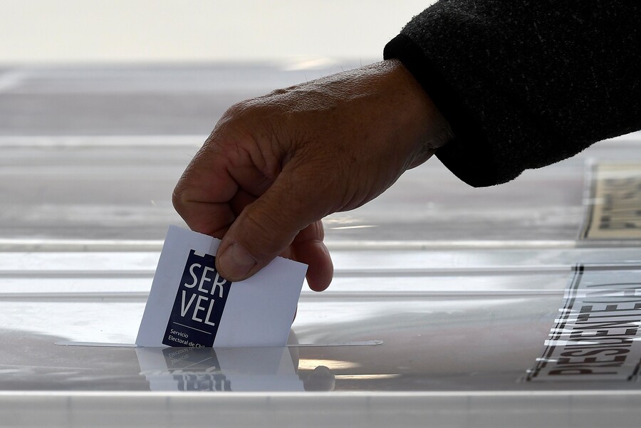 ¿Quiénes no votan en Chile? Estudio revela perfil “conservador” de la abstención