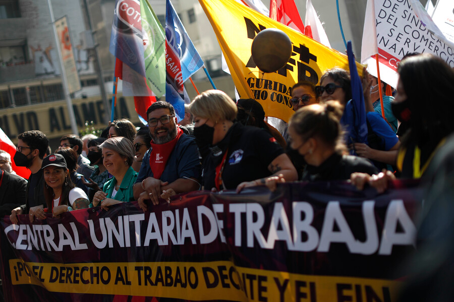 Día del Trabajador: CUT conmemora el 1 de mayo con multitudinaria marcha por la Alameda