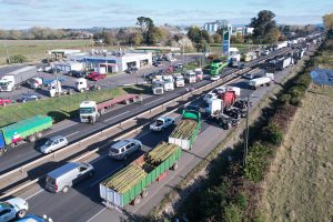 Gobierno y camioneros llegan a acuerdo: Transportistas quitarán los bloqueos de carreteras