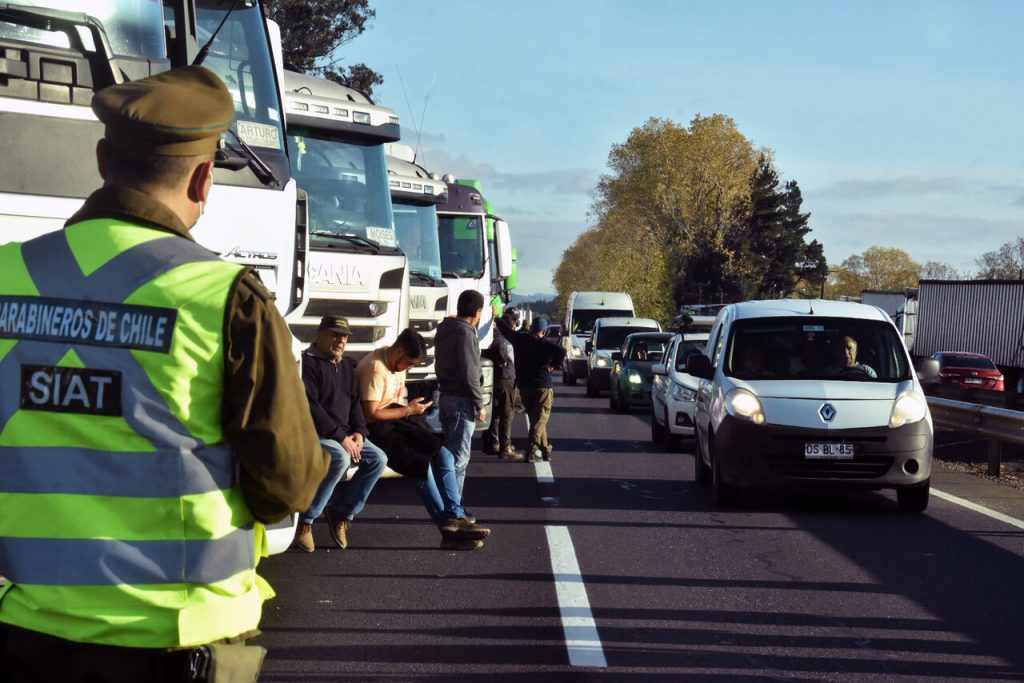 Camioneros deponen paro en Ruta 5: Gobierno buscará responsables por bloqueo de ambulancia