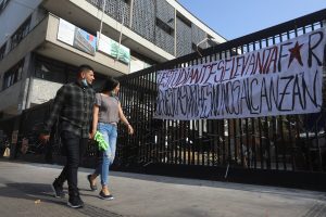 Estudiantes se toman el Instituto Nacional tras manifestación en el centro de Santiago