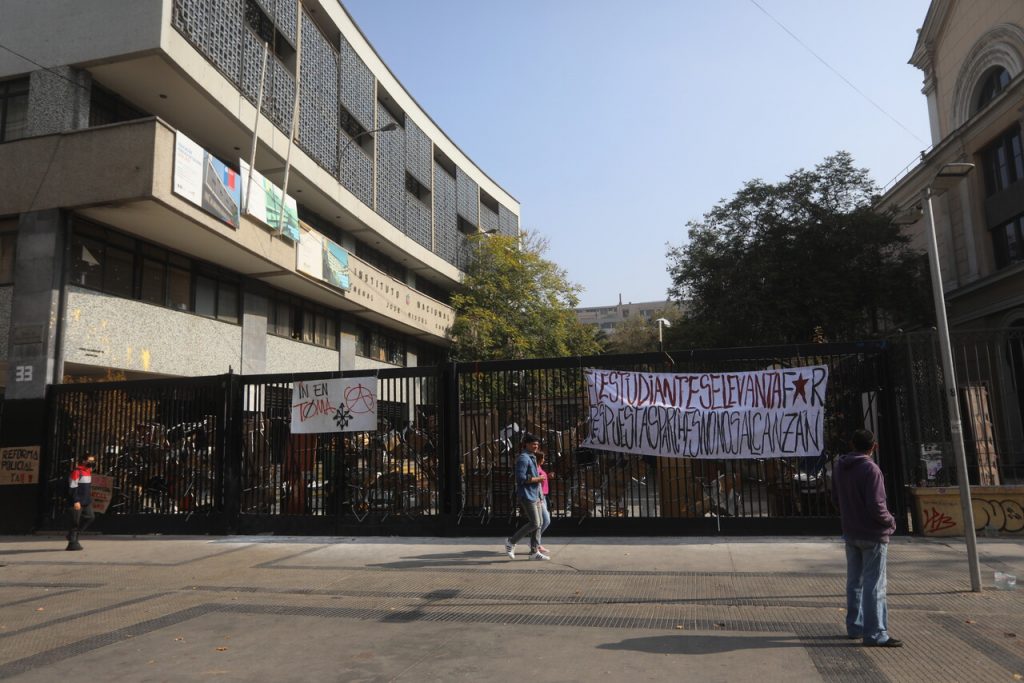 Alumnos del Instituto Nacional deponen la toma por “violencia al interior del liceo”