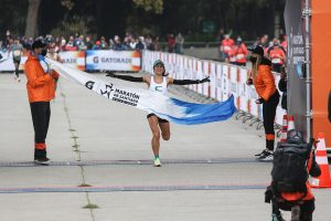 Chilenos Daniel Cortés y Danica Kusanovic ganan la Maratón de Santiago