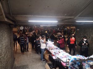 VIDEO| Metro Estación Central: Operativo de Carabineros termina en pelea con ambulantes