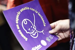Municipalidad de Ñuñoa entrega "sellos prolactancia" a 15 locales de Plaza Ñuñoa