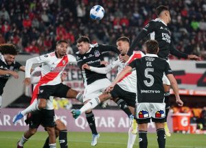 Colo Colo es goleado por River Plate y complica sus opciones en Copa Libertadores