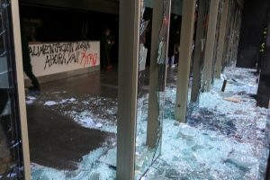 Manifestantes atacan oficinas de Junaeb: Ministro Ávila cataloga el hecho como "inaceptable"