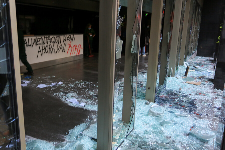 Manifestantes atacan oficinas de Junaeb: Ministro Ávila cataloga el hecho como «inaceptable»